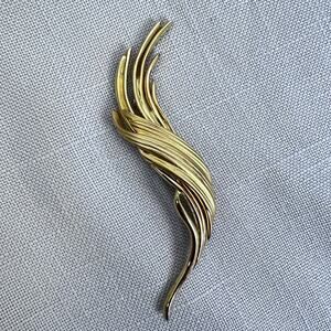 Gold Brooc Lapel Pin Costume Jewelry Modern Long Career Accessory Unisex